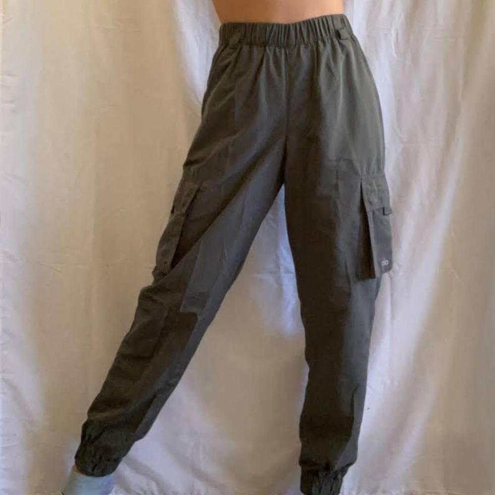 Alo Yoga green cargo pants